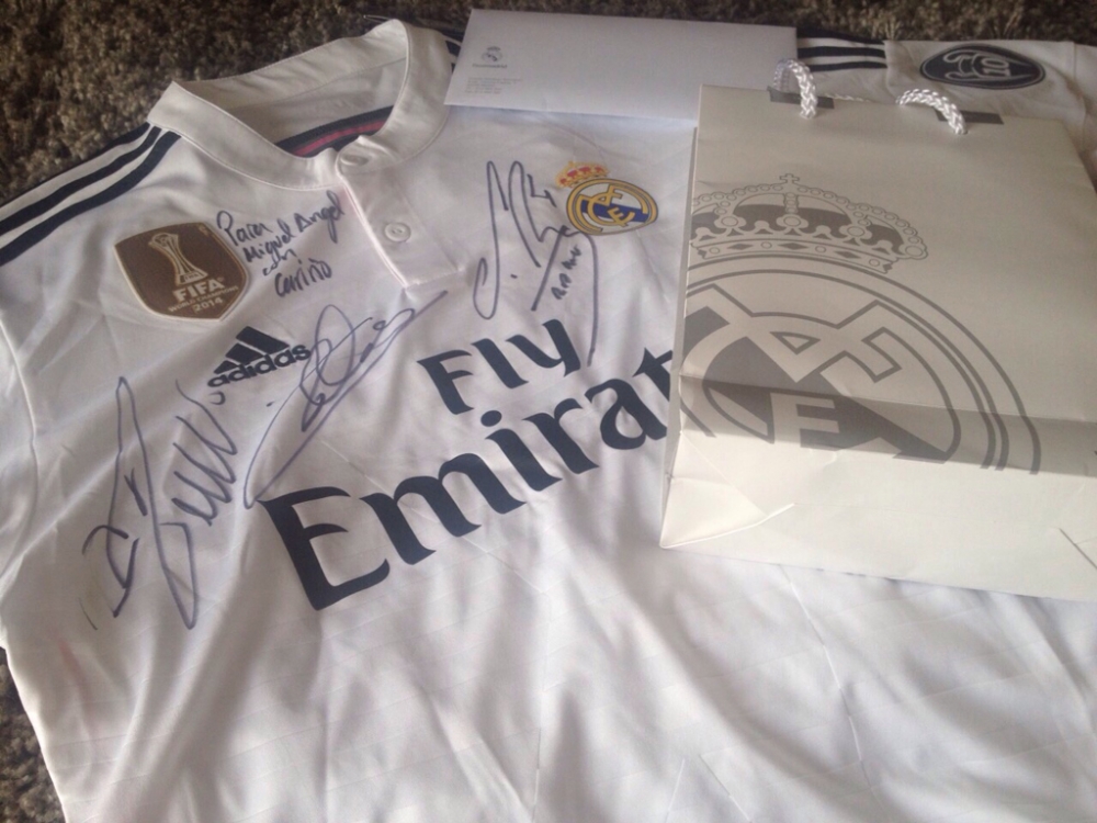 picar detalles pago La camiseta firmada por Ronaldo, Casillas y Ramos para "Chico", herido en  Mora (Toledo) - ENCLM