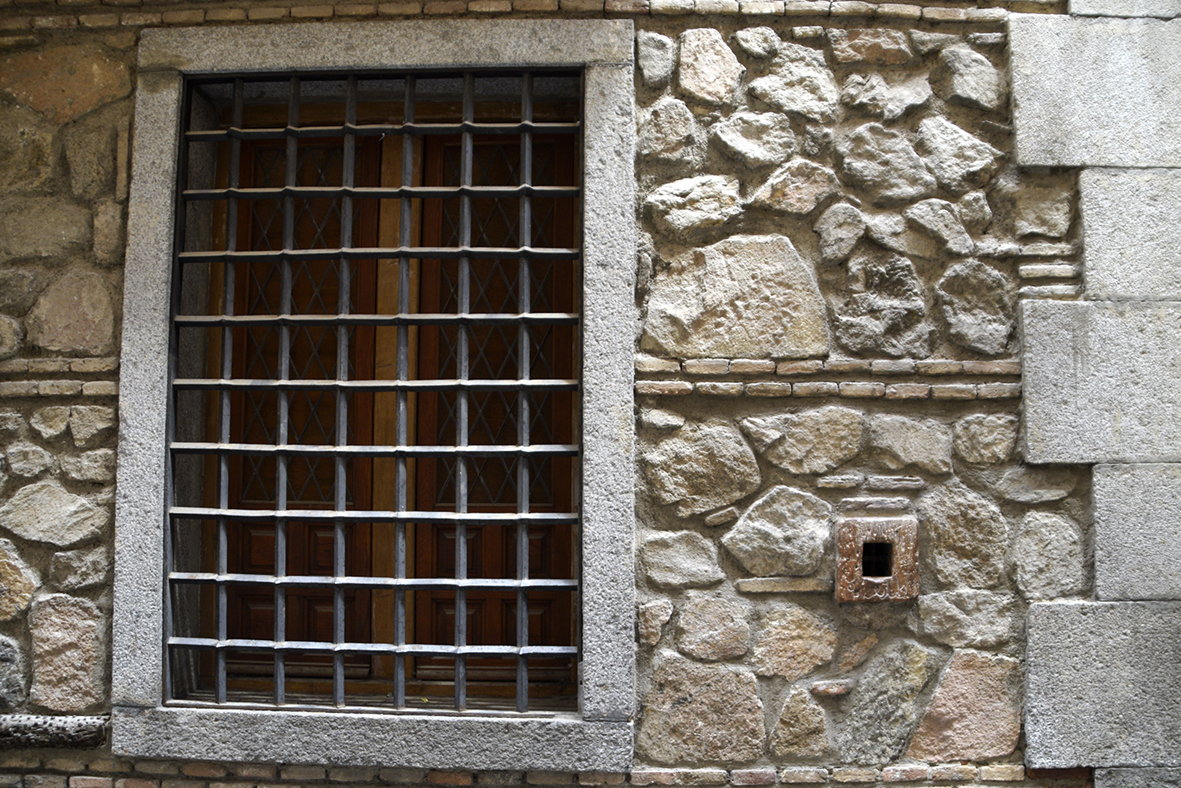 matar Probablemente Cambios de La ventana más pequeña del mundo está en el Casco Histórico de Toledo -  ENCLM
