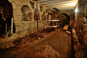 Galería romana bajo el suelo del centro de Toledo.