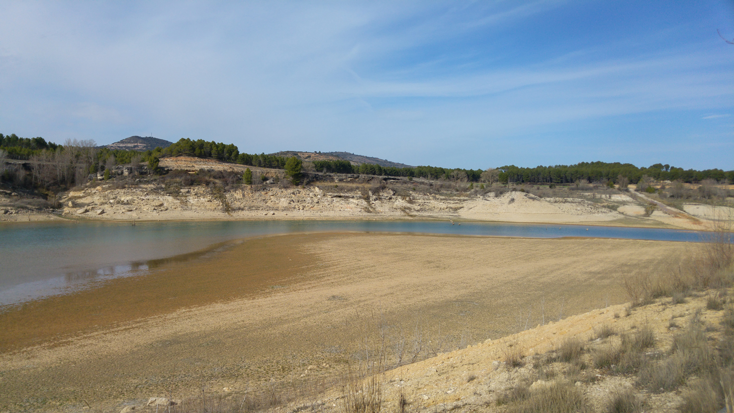 Imagen del embalse de Buendía a la altura del puente de Alcocer; Entrepeñas y Buendía