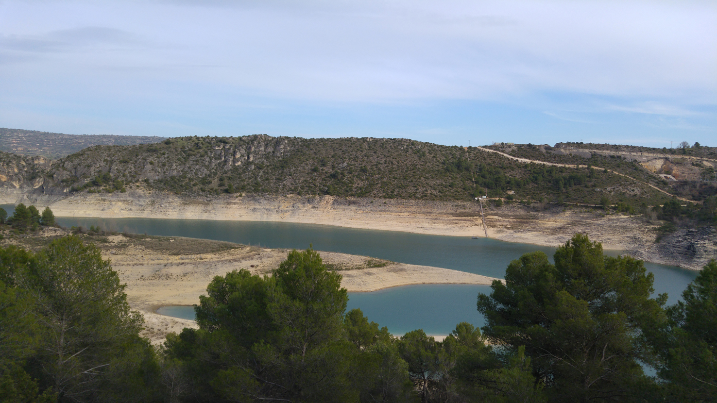 El embalse de Entrepeñas desde su presa en Sacedón (Guadalajara)