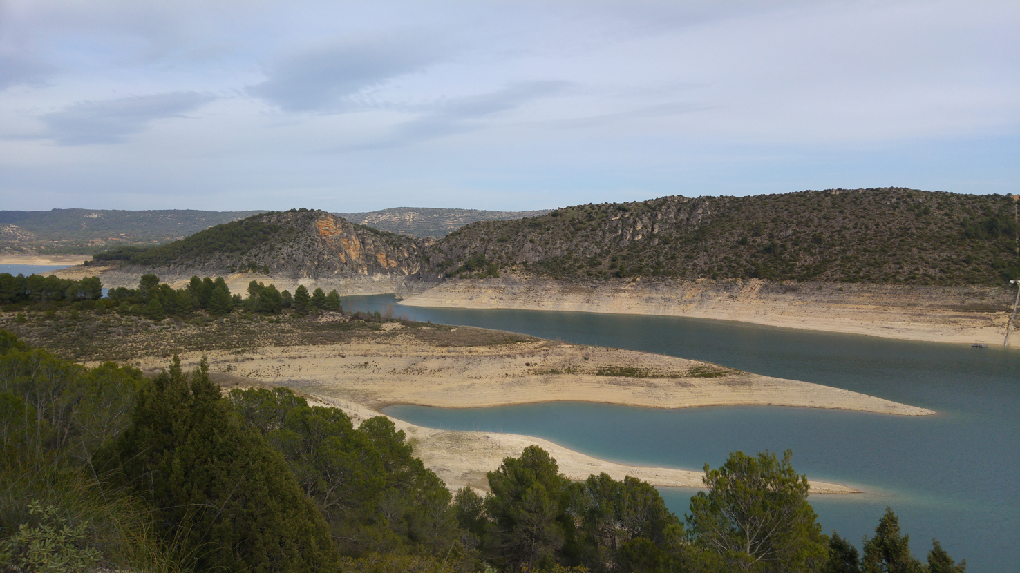 El embalse de Entrepeñas desde su presa en Sacedón (Guadalajara)