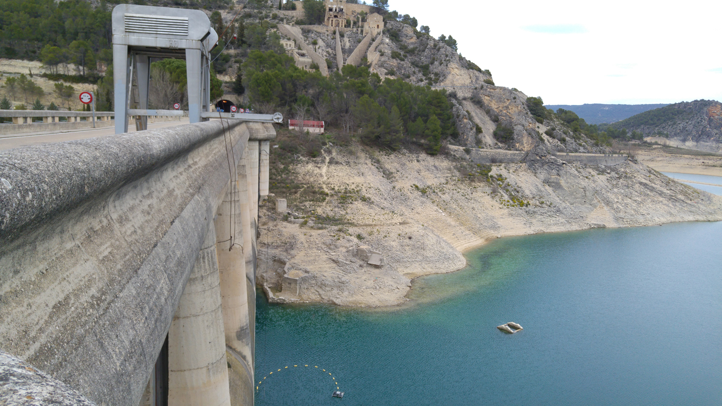 El embalse de Entrepeñas desde su presa en Sacedón (Guadalajara)