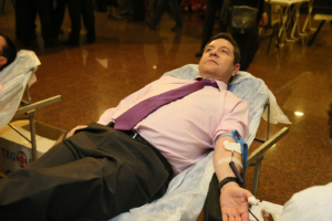 Page, donando sangre