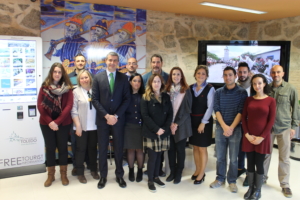 Álvaro Gutiérrez y los 15 nuevos informadores turísticos de la provincia de Toledo.