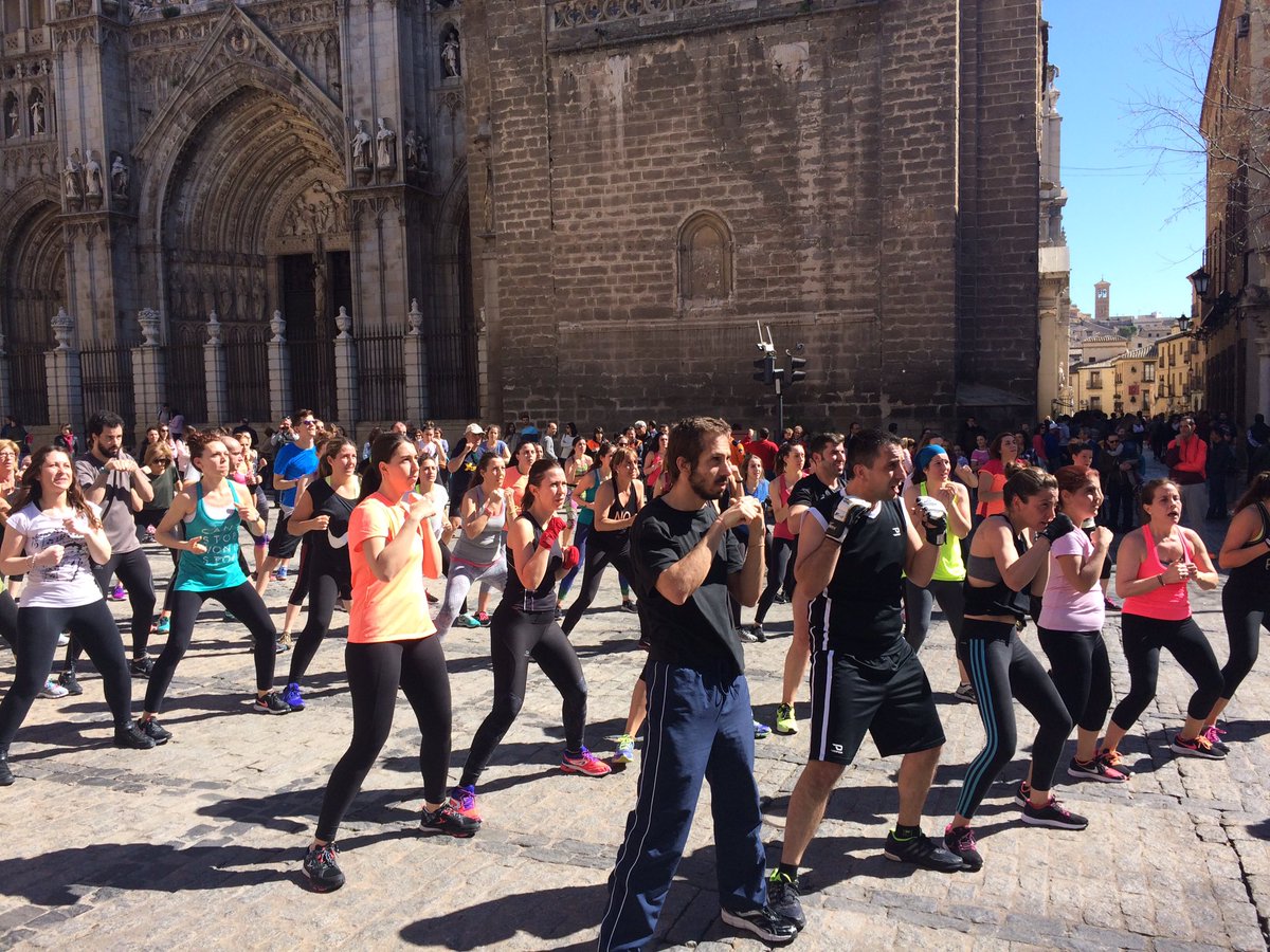 Entrenamiento de body combat en la plaza del Ayuntamiento de Toledo