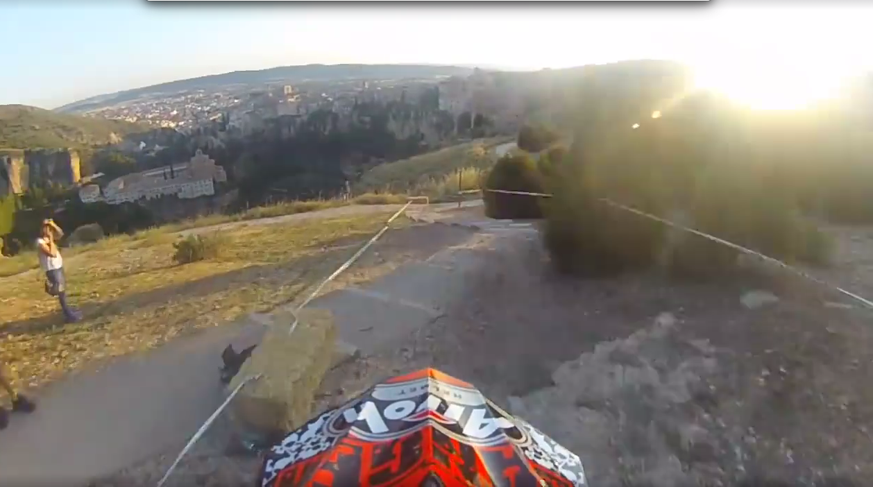 Imagen del brutal descenso en bici por el casco antiguo de Cuenca