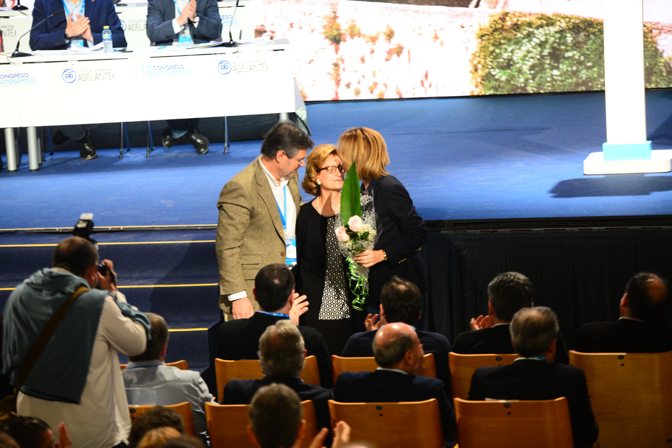 María Chamón entrega un ramo de flores a Cospedal