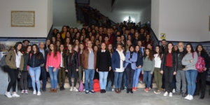 La teniente de alcalde de Talavera de la Reina, Ana Santamaría, junto a una delegación de estudiantes internacionales.