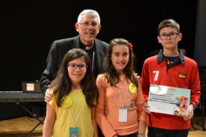 El colegio Infantes de Toledo acoge a más de 700 personas en el Festival de la Canción Misionera.