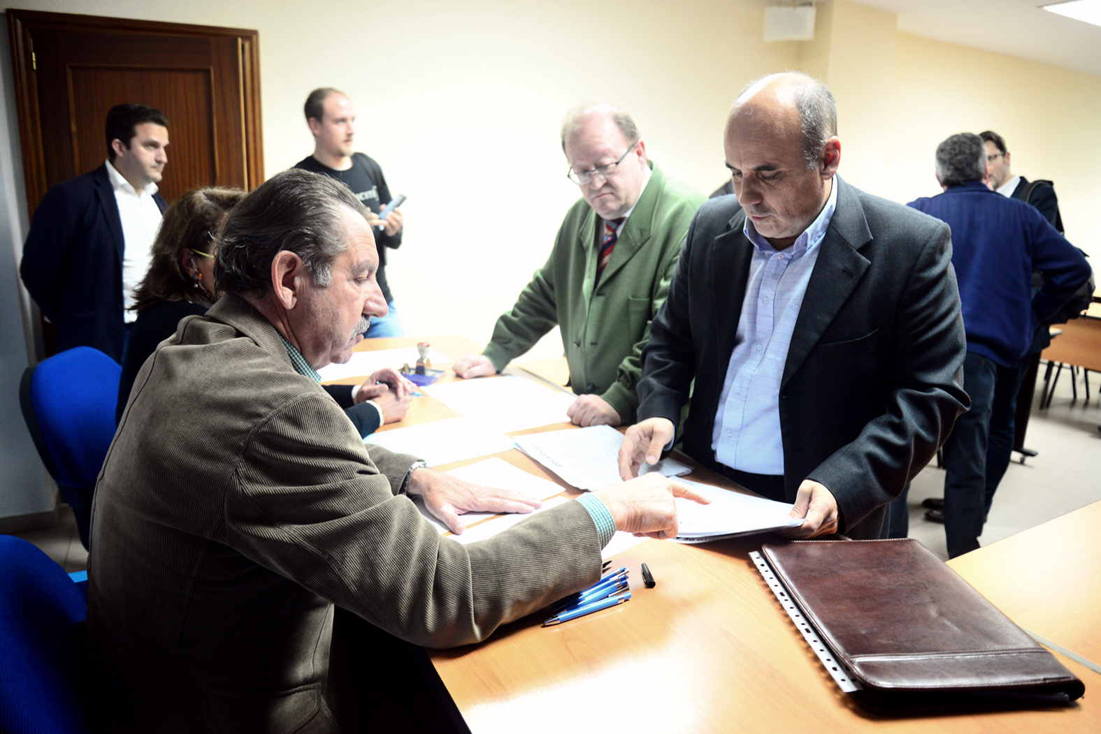 Tomás Medina y Francisco Risueño presentando los avales