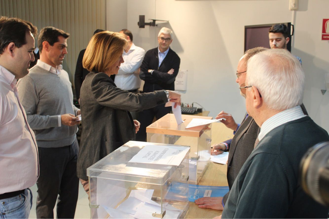 Cospedal, en el momento de votarse a sí misma para ser reelegida presidenta del PP de Castilla-La Mancha