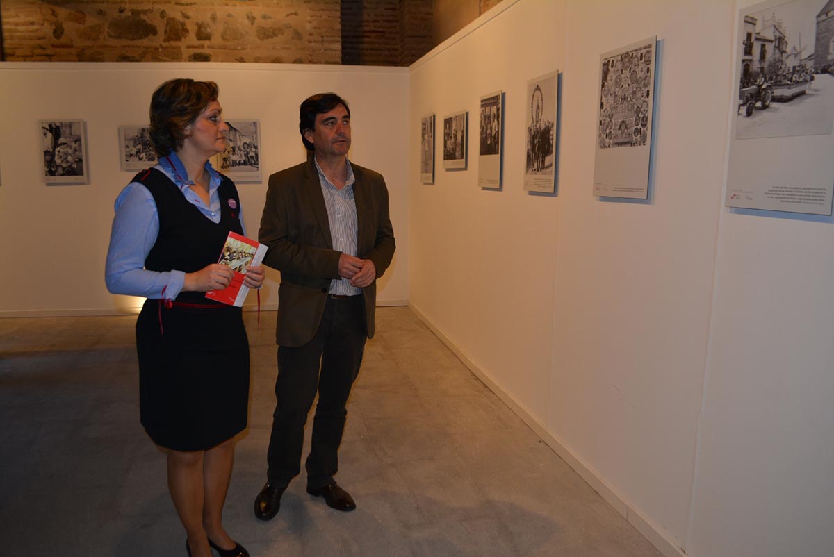 María Ángeles García visita la exposición Foto Flores