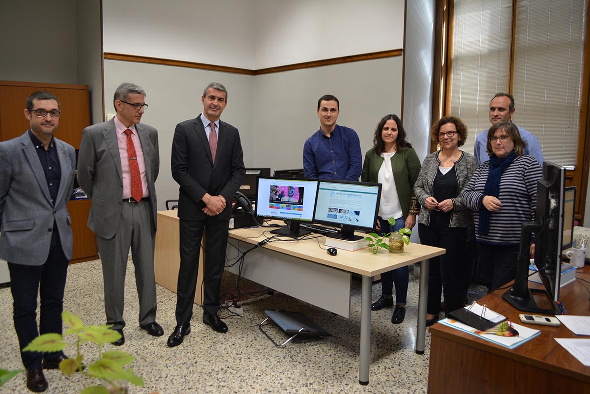 Álvaro Gutiérrez, tercero por la izquierda, con los técnicos de la nueva web de la Diputación