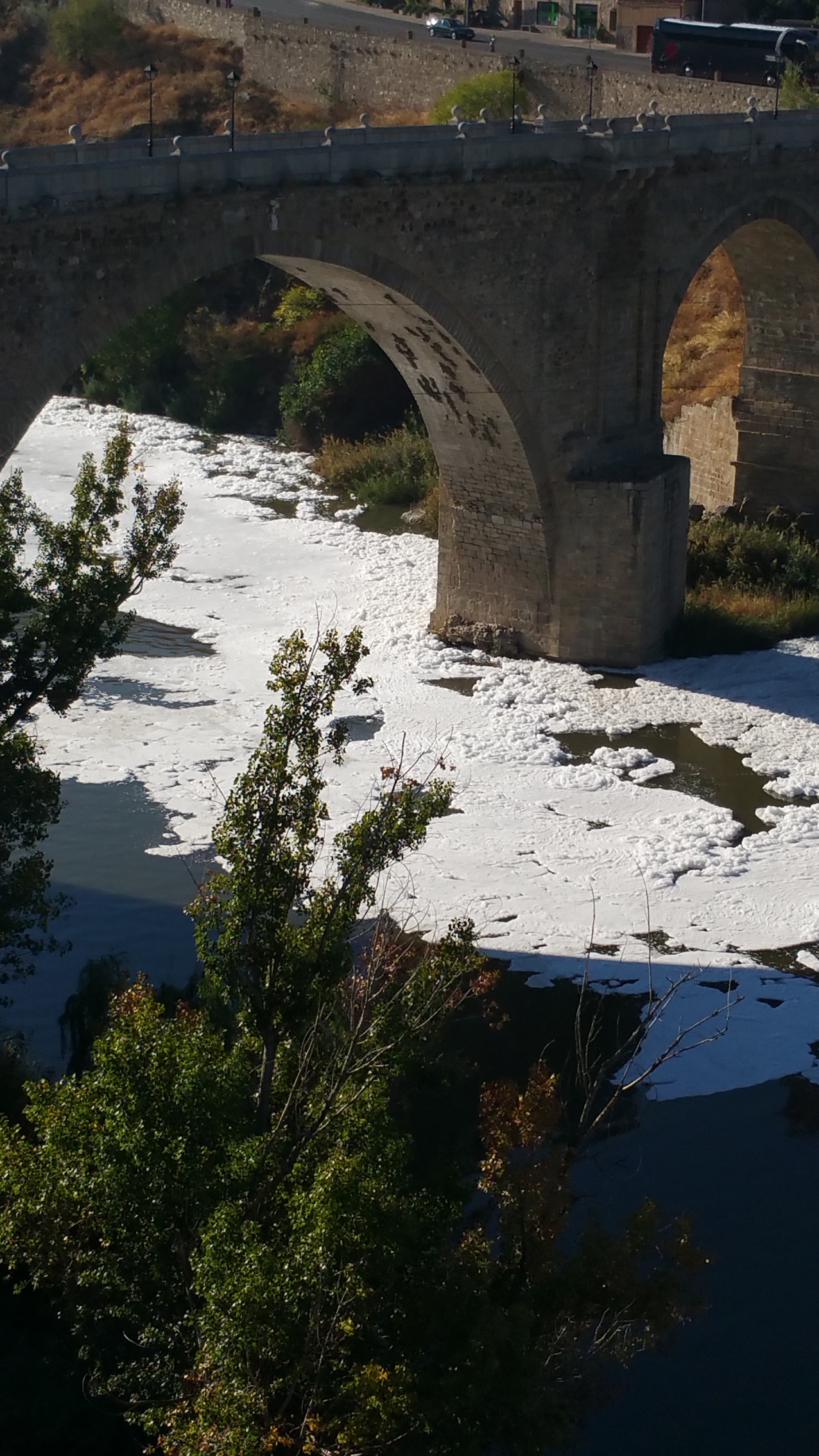 Río Tajo sucio a su paso por Toledo.