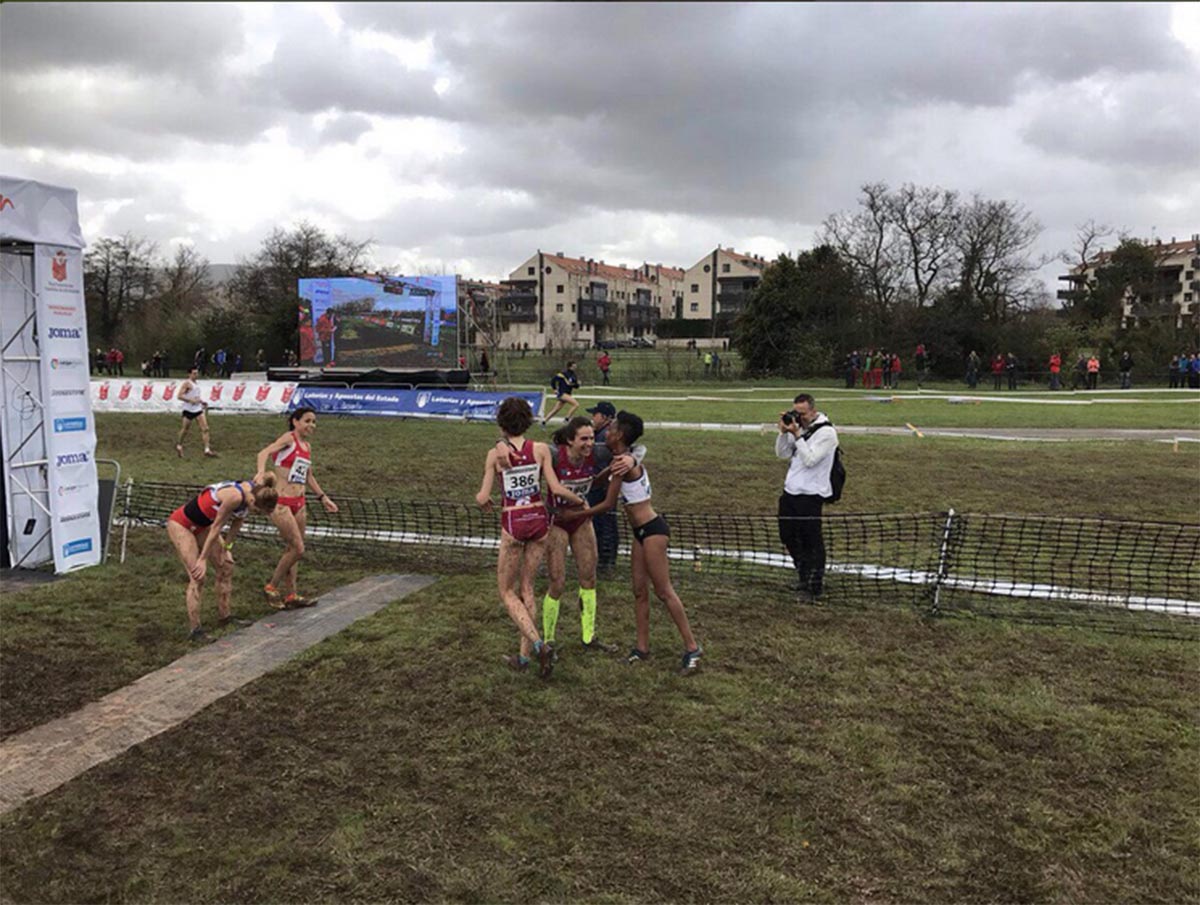 Ana Lozano (en el centro), tras lograr la plata en el Nacional de cross