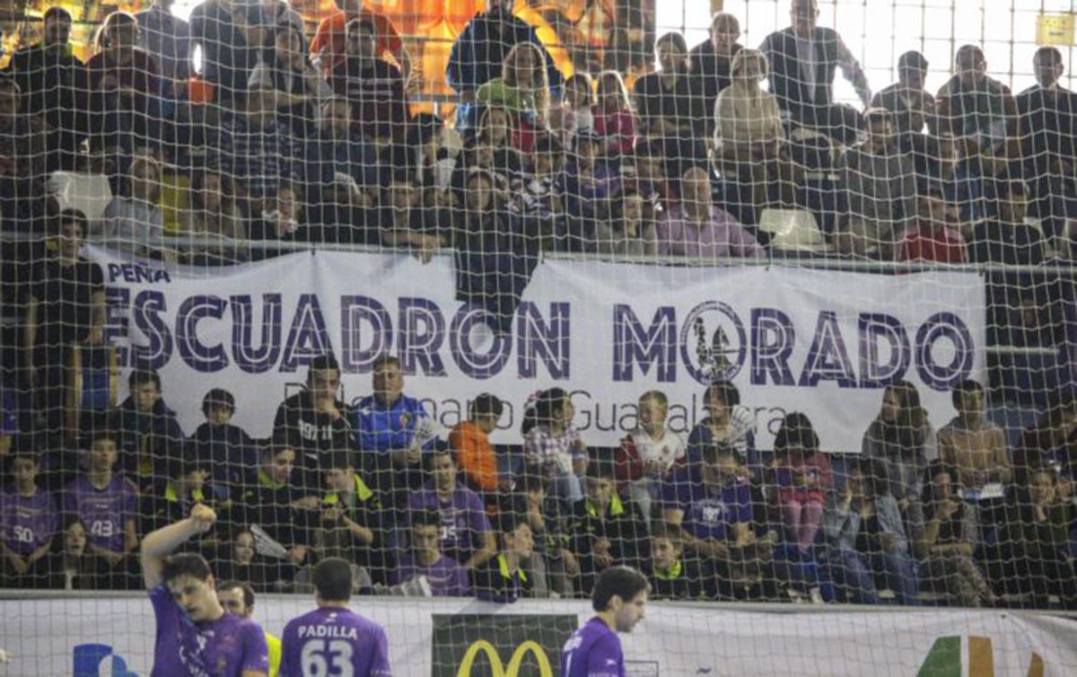 Afición morada en el partido entre el Morrazo y el Quabit