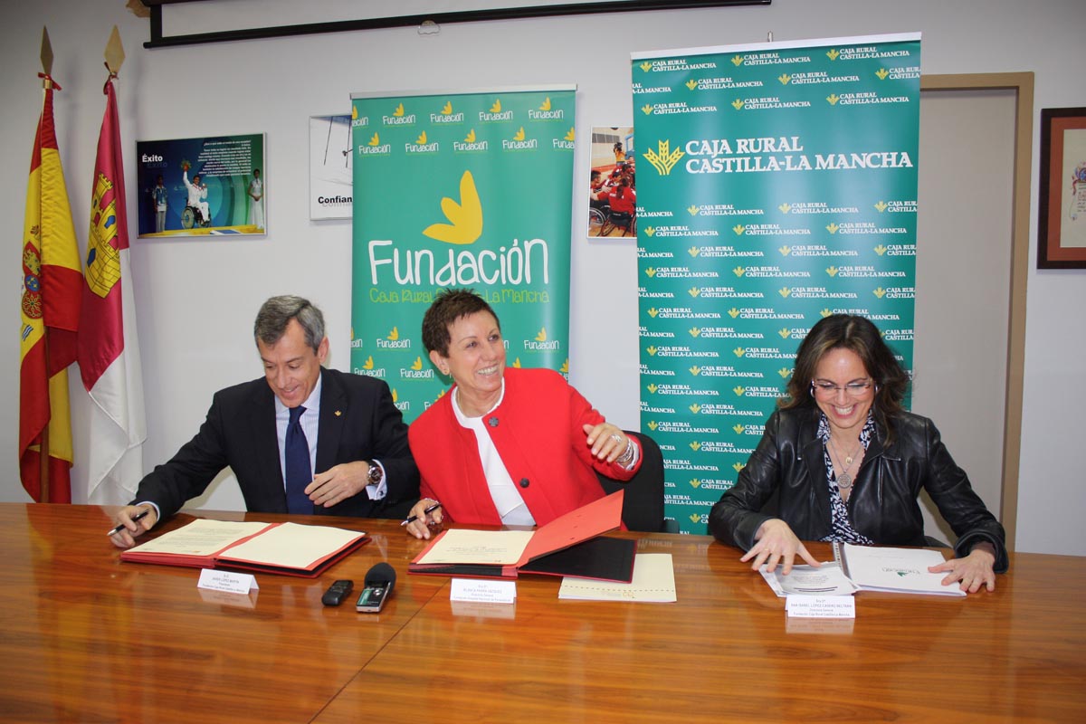 Firma del acuerdo entre Caja Rural Castilla-La Mancha y el Hospital de Parapléjicos.