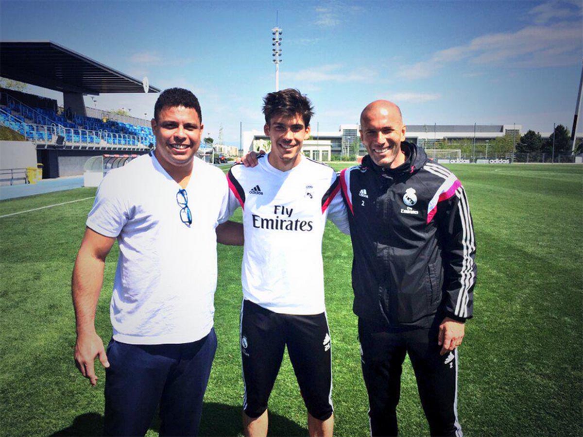 Javi Noblejas (en el centro, con Ronaldo y Zidane) ha fichado por el Albacete