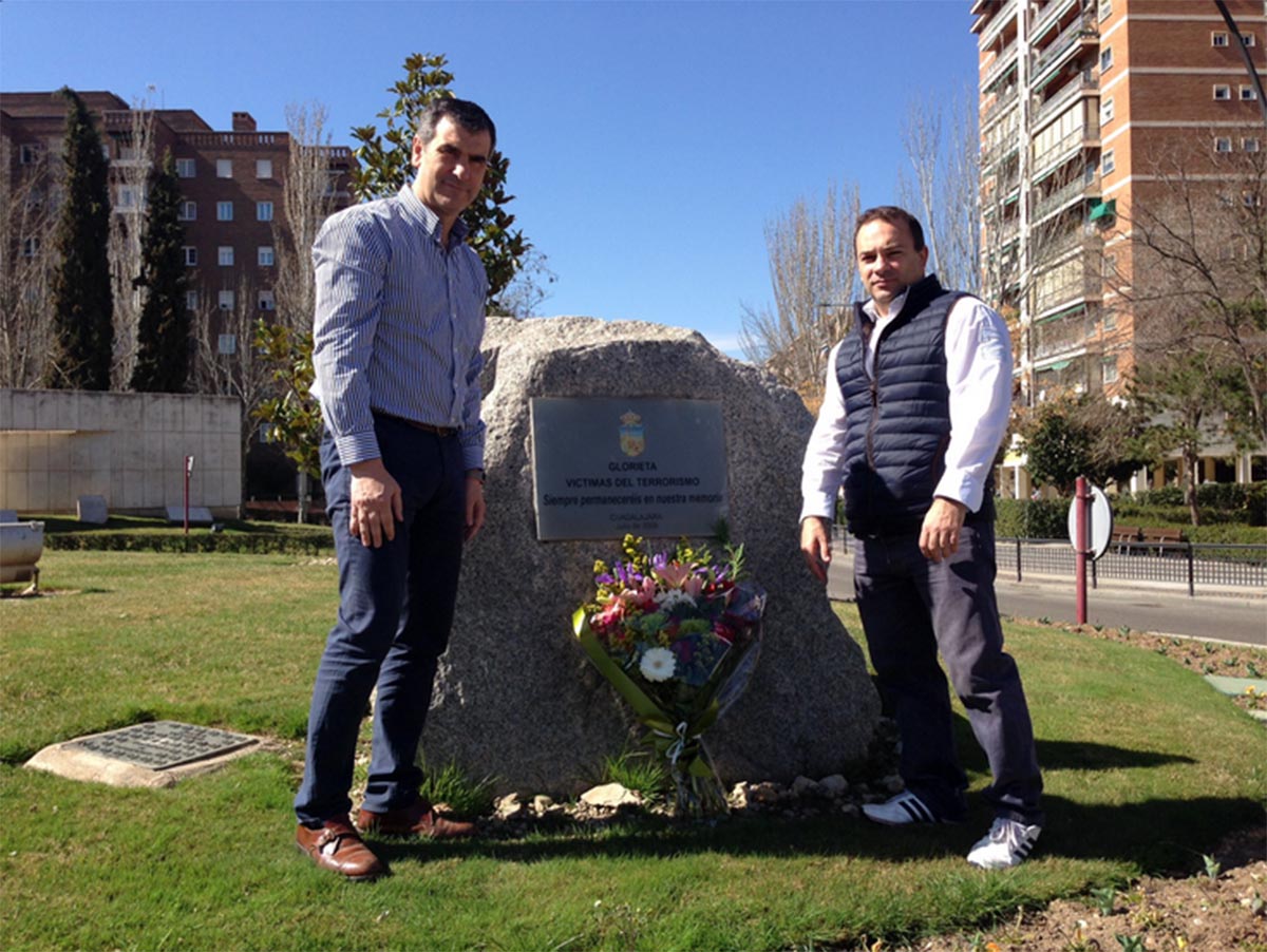 Guadalajara (el alcalde Antonio Román es el de la izquierda) depositó unas flores por el 11-M