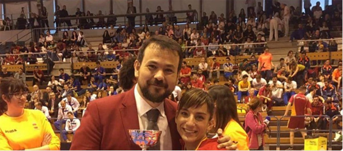 Sandra Sánchesz entregó su trofeo de campeona de España a Juan Ramón Amores