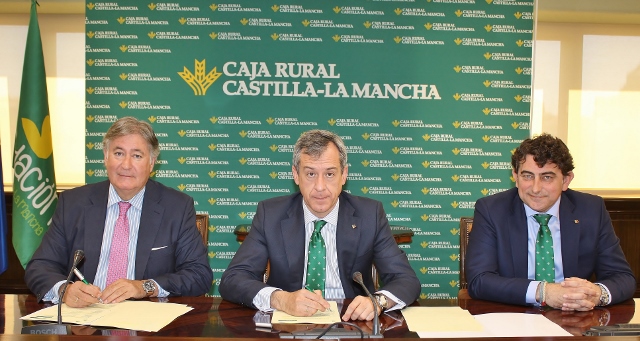 Firma del Convenio entre Caja Rural CLM y el Colegio de Veterinarios