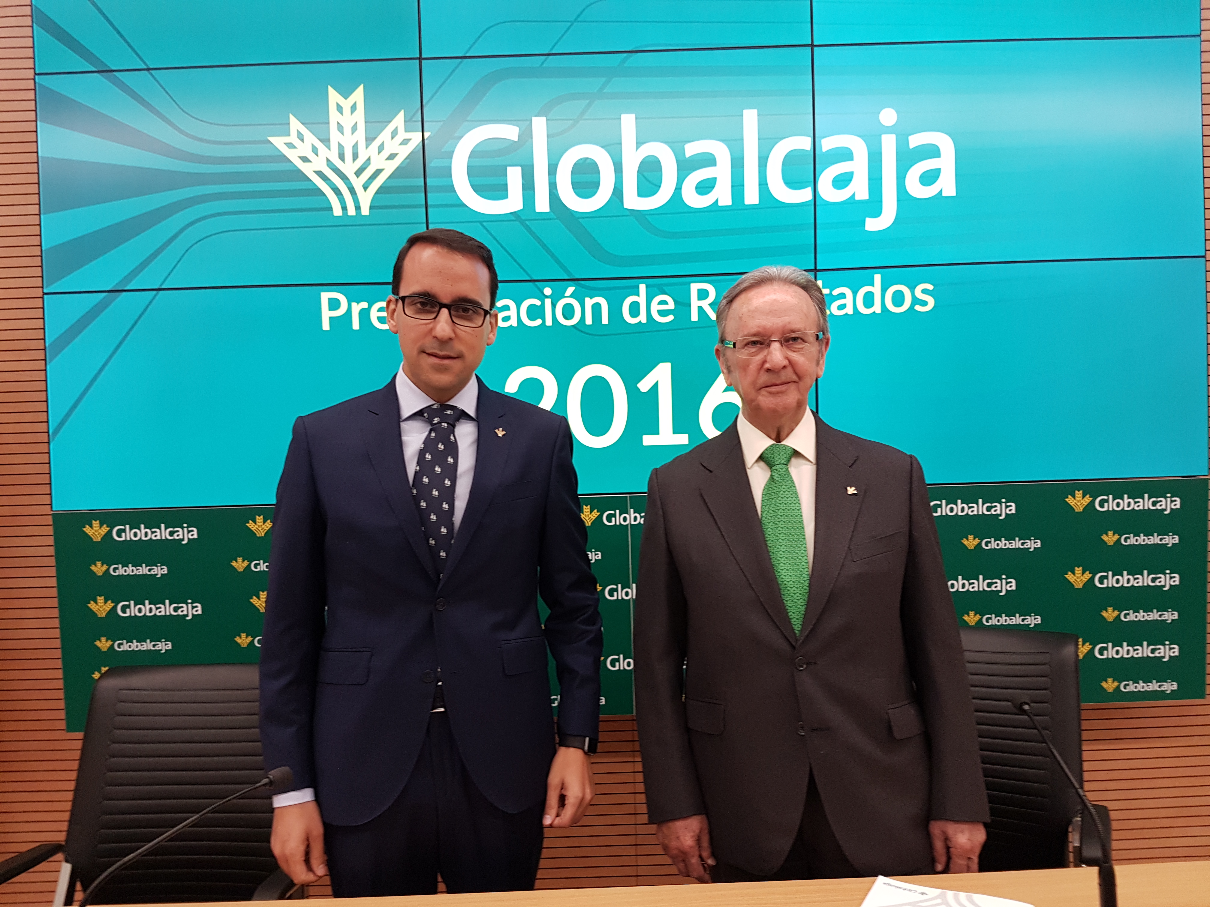 A la izquierda, Pedro Palacios, director general de Globalcaja; a la derecha, Carlos de la Sierra, presidente de Globalcaja