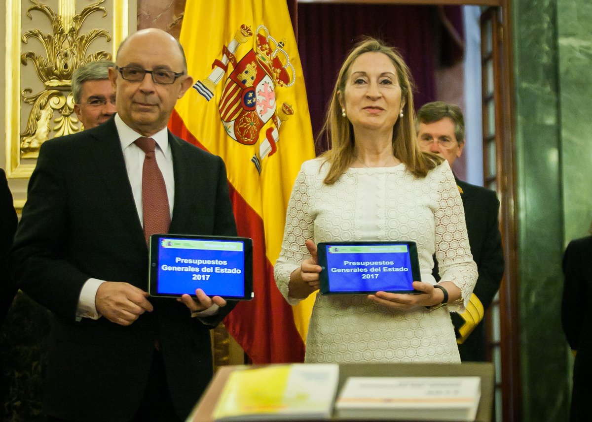 El ministro de Hacienda y Administraciones Públicas, Cristóbal Montoro; junto con las presidenta del Congreso de los Diputados, Ana Pastor