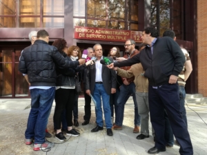 El portavoz del PSOE en la Diputación de Guadalajara, Julio García, presentando la denuncia