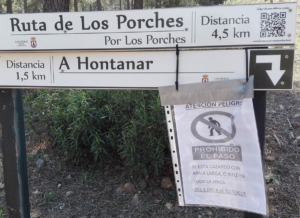 Cartel que indica la prohibición de pasear en una ruta de Cabañeros por la caza