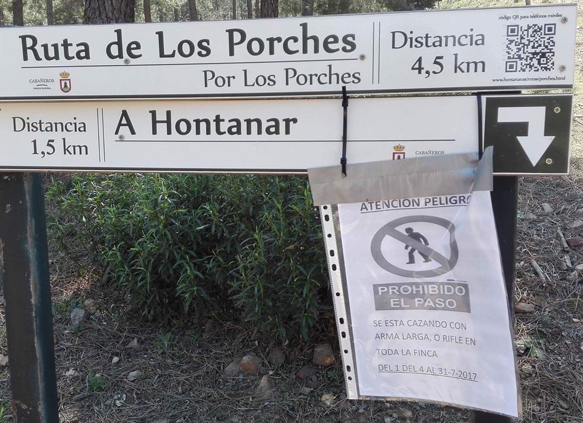Cartel que indica la prohibición de pasear en una ruta de Cabañeros por la caza