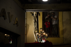 El Santísimo Cristo de la Vega en la calle Hombre de Palo.