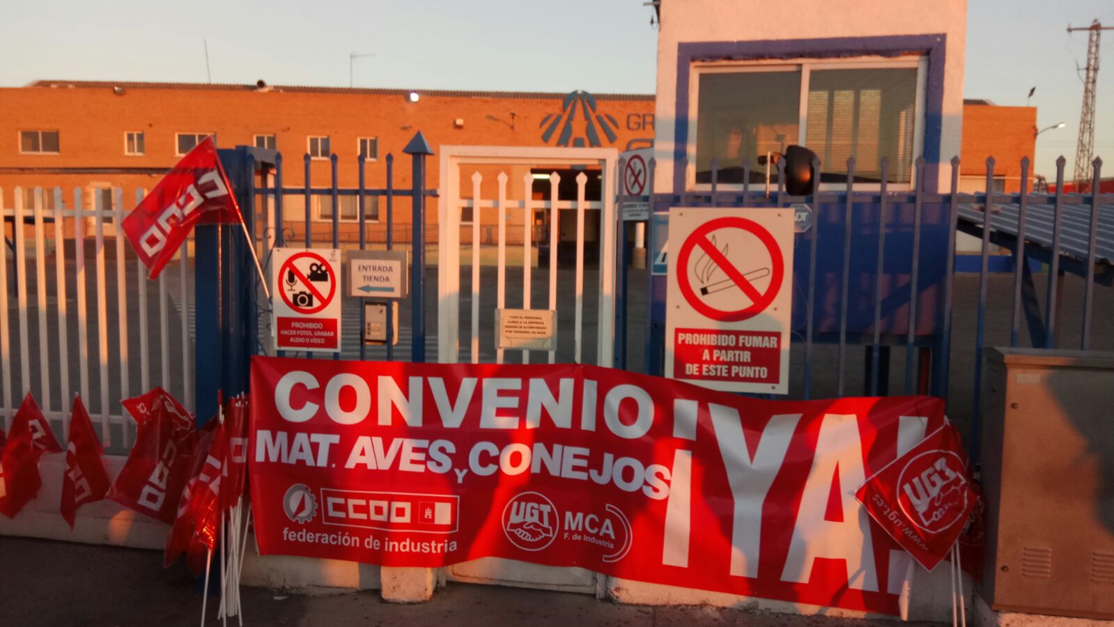 Huelga de los trabajadores del matadero del Grupo Sada en Lominchar (Toledo)
