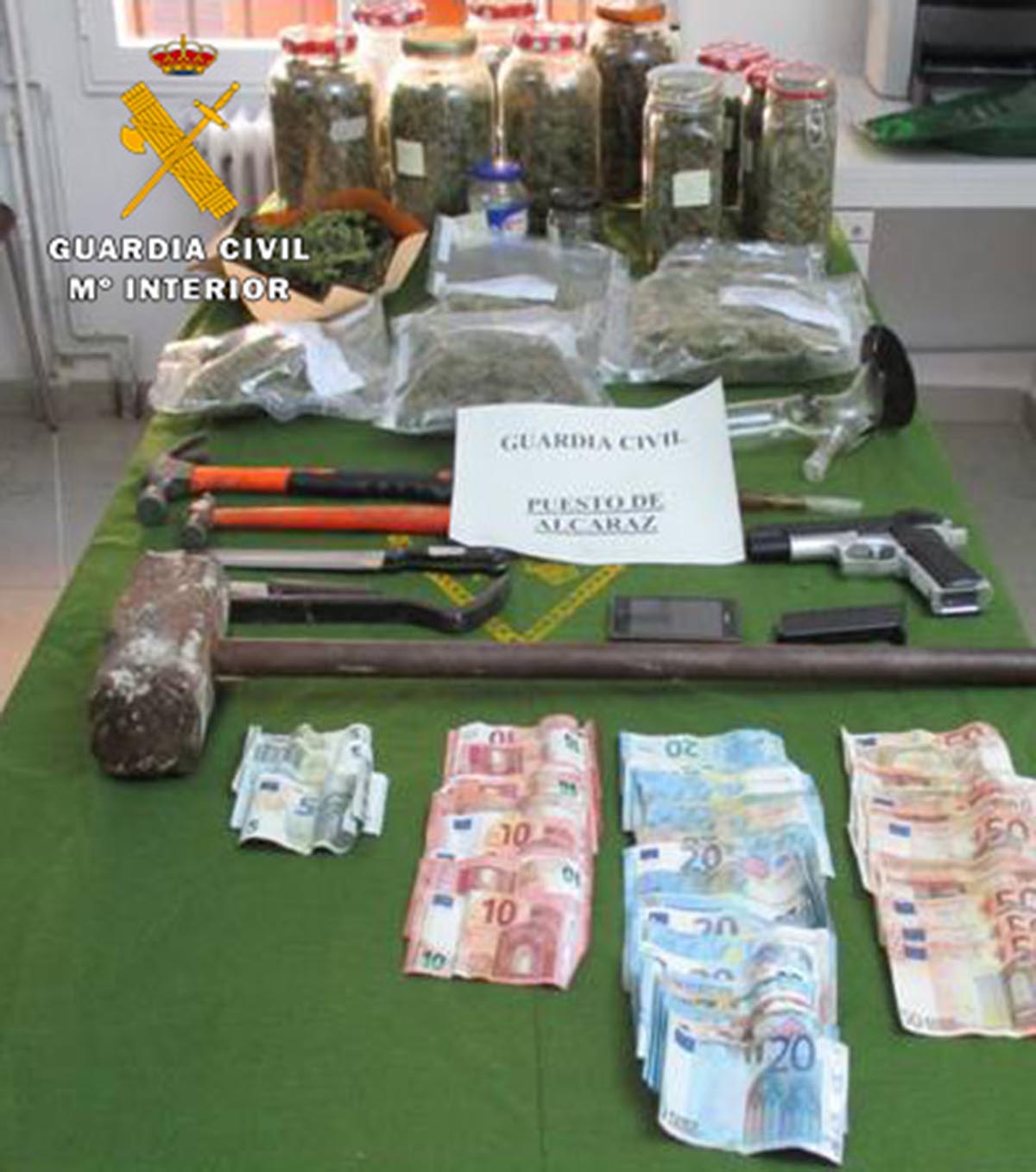 Efectos intervenidos en una operación contra el tráfico de drogas en Alpera (Albacete)