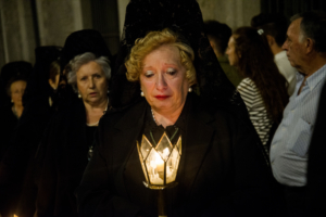 Mujer llora en la procesión del Amparo de Jueves Santo.