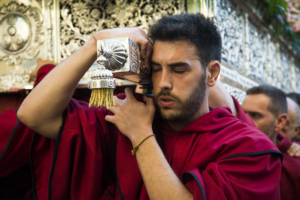 Costalero en la procesión del Santo Entierro.