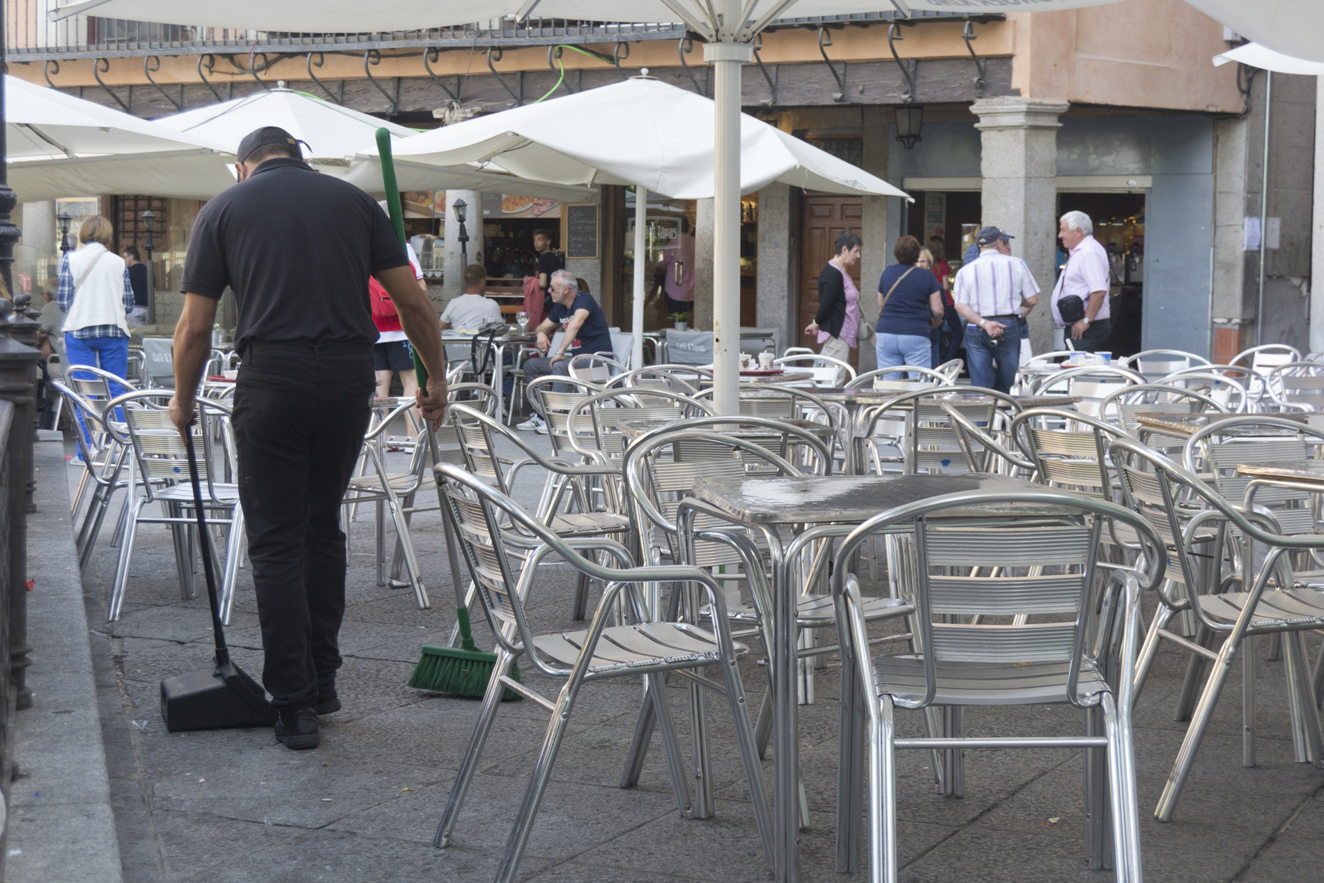 El sector Servicios fue, en junio, el gran causante de la bajada del paro.