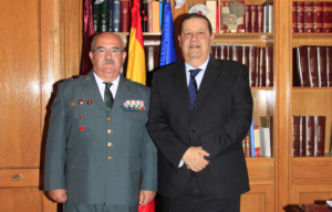 El presidente de las Cortes de Castilla-La Mancha, Jesús Fernández Vaquero, recibe al general Alfredo González Ruiz.