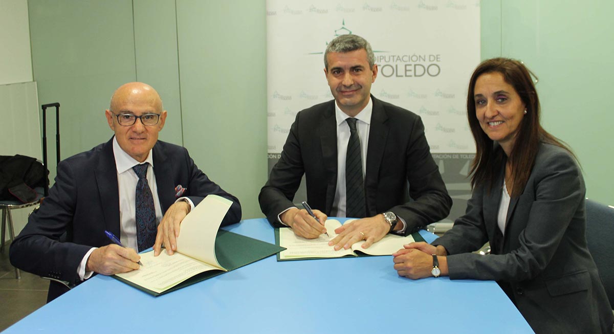 Álvaro Gutiérrez, firmando el convenio con la Asociación de Comercio de Talavera