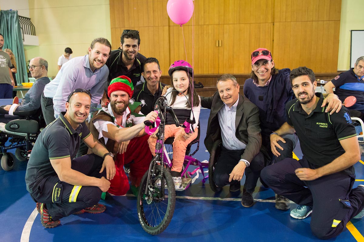 Andrea, ingresada en Parapléjicos, recibió su handbike.