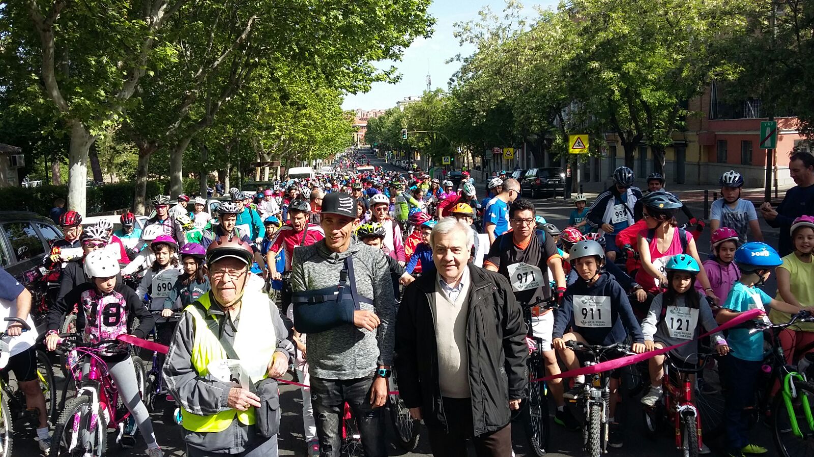 Pedro Tomé corta la cinta del Día de la Bicicleta de Toledo