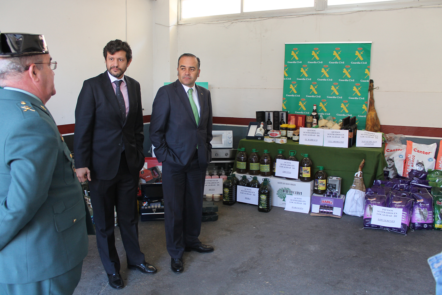 José Julián Gregorio, Fernando Sanz y el general de la Guardia Civil mostrando parte de lo robado