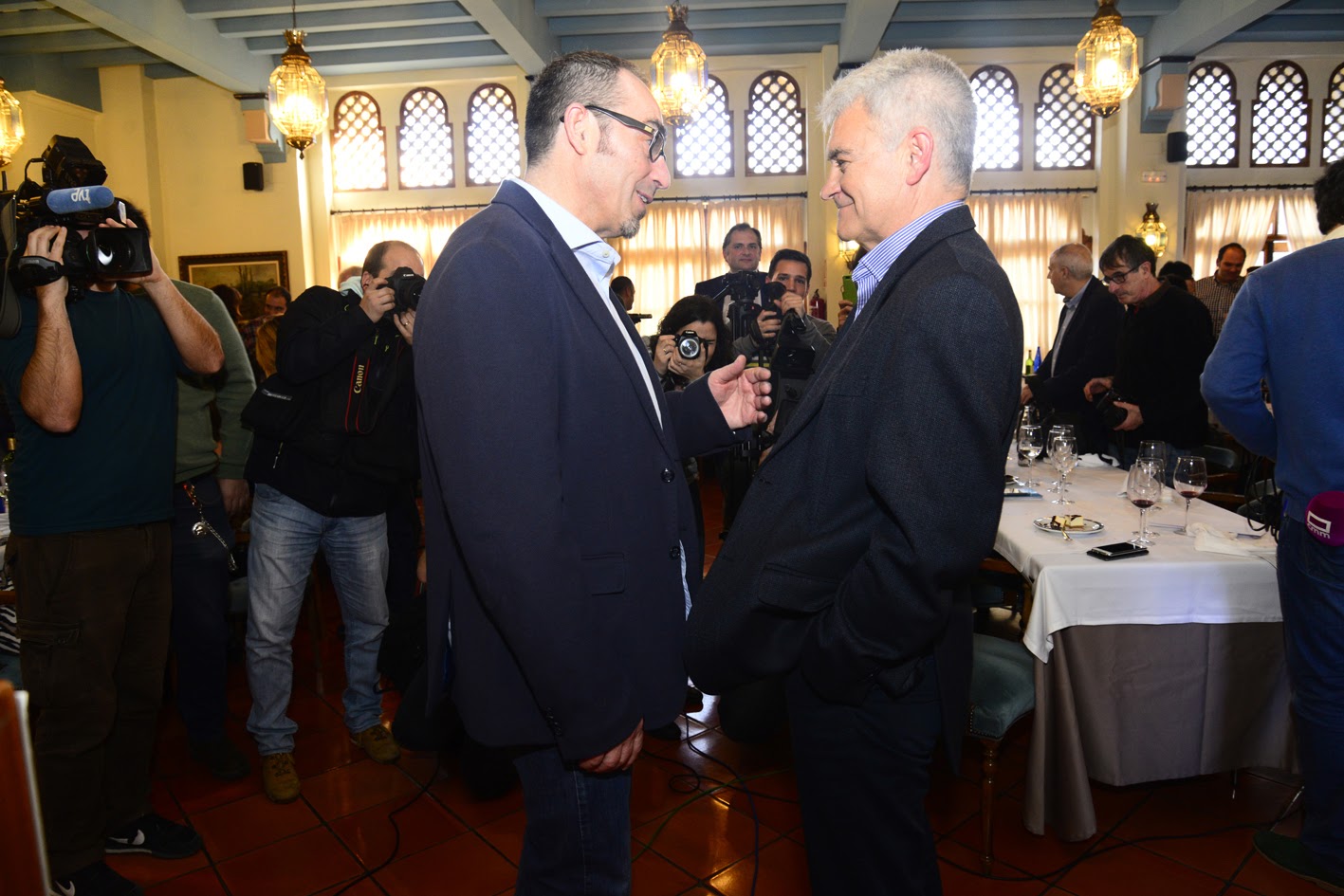 A la derecha, Paco de la Rosa; a la izquierda, José Luis Gil durante el Cocido "Cuesta de enero" organizado por CC.OO.