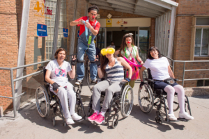 Pasacalle y mercadillo cervantino para conmemorar el Día del Libro en el Hospital Nacional de Parapléjicos, con la asistencia de pacientes y sanitarios.