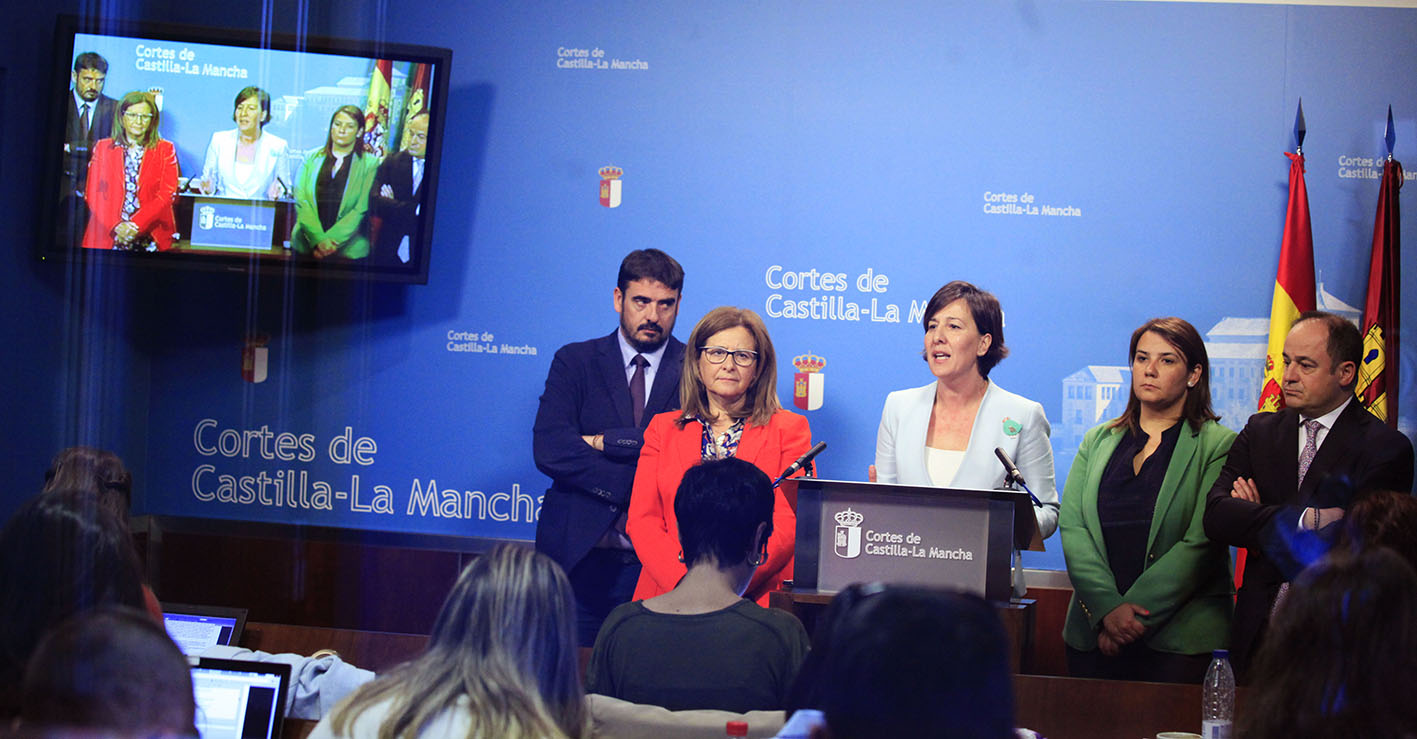 Blanca Fernández y la dirección del Grupo Socialista en las Cortes de CLM