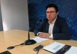 Teo García, concejal de Urbanismo, afirma sobre el cierre de la Puerta del Cambrón al tráfico que hace años pasaban coches por el Puente de San Martín y ahora es impensable.