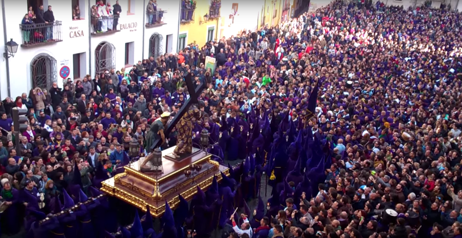 semana santa de cuenca turbos Entrada de Jesús Nazareno del Salvador, el "Jesús de Turbas", en la Plaza Mayor de Cuenca.