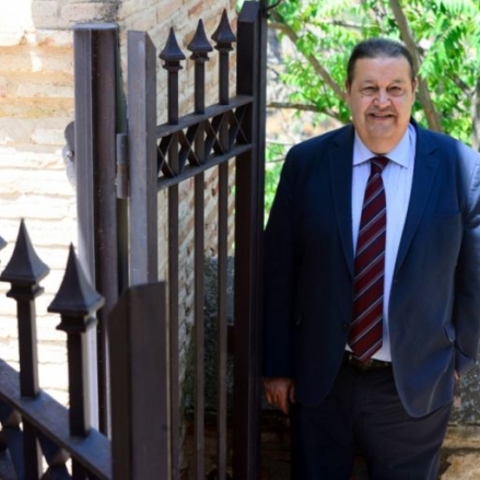 Jesús Fernández Vaquero, en las puertas de las Cortes de Castilla-La Mancha