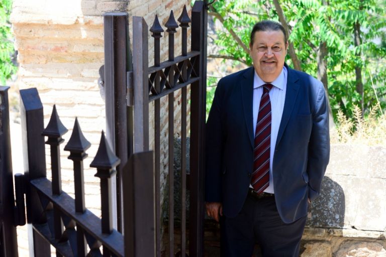 Jesús Fernández Vaquero, en las puertas de las Cortes de Castilla-La Mancha