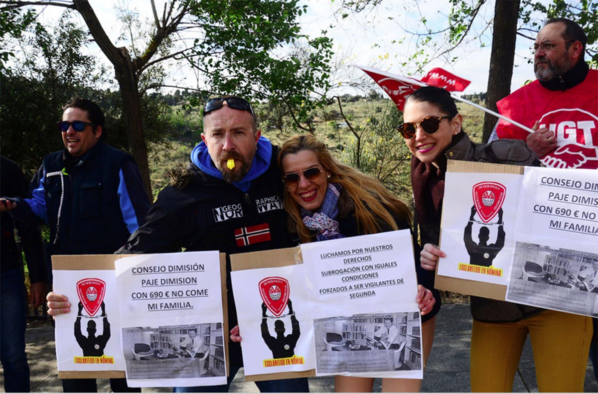 Los vigilantes de seguridad de la Junta, en protesta contra su nueva contrata